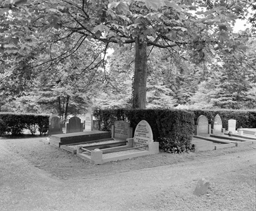 855996 Gezicht op enkele graven op de 1e Algemene Begraafplaats Soestbergen (Gansstraat) te Utrecht.